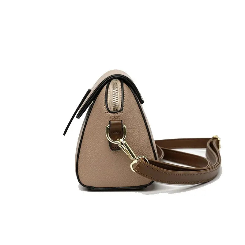 Chic everyday crossbody bag in beige leather