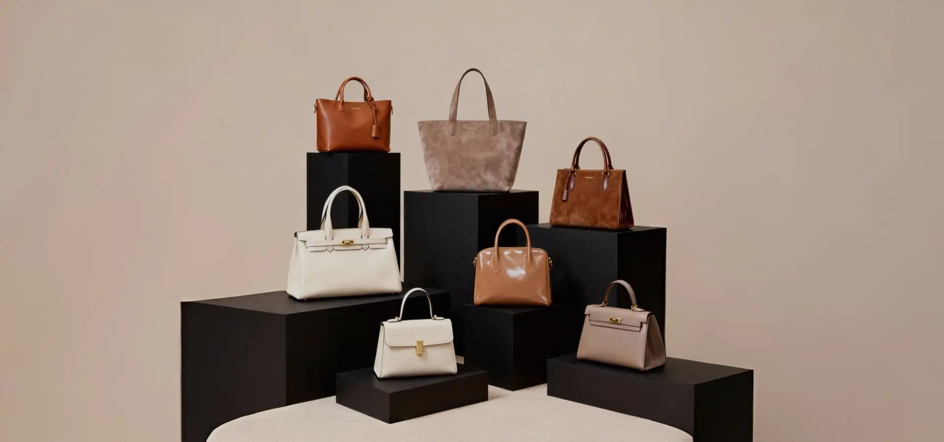 woman_hold_hobo_bag_brown_11621243260e1af0c20-0