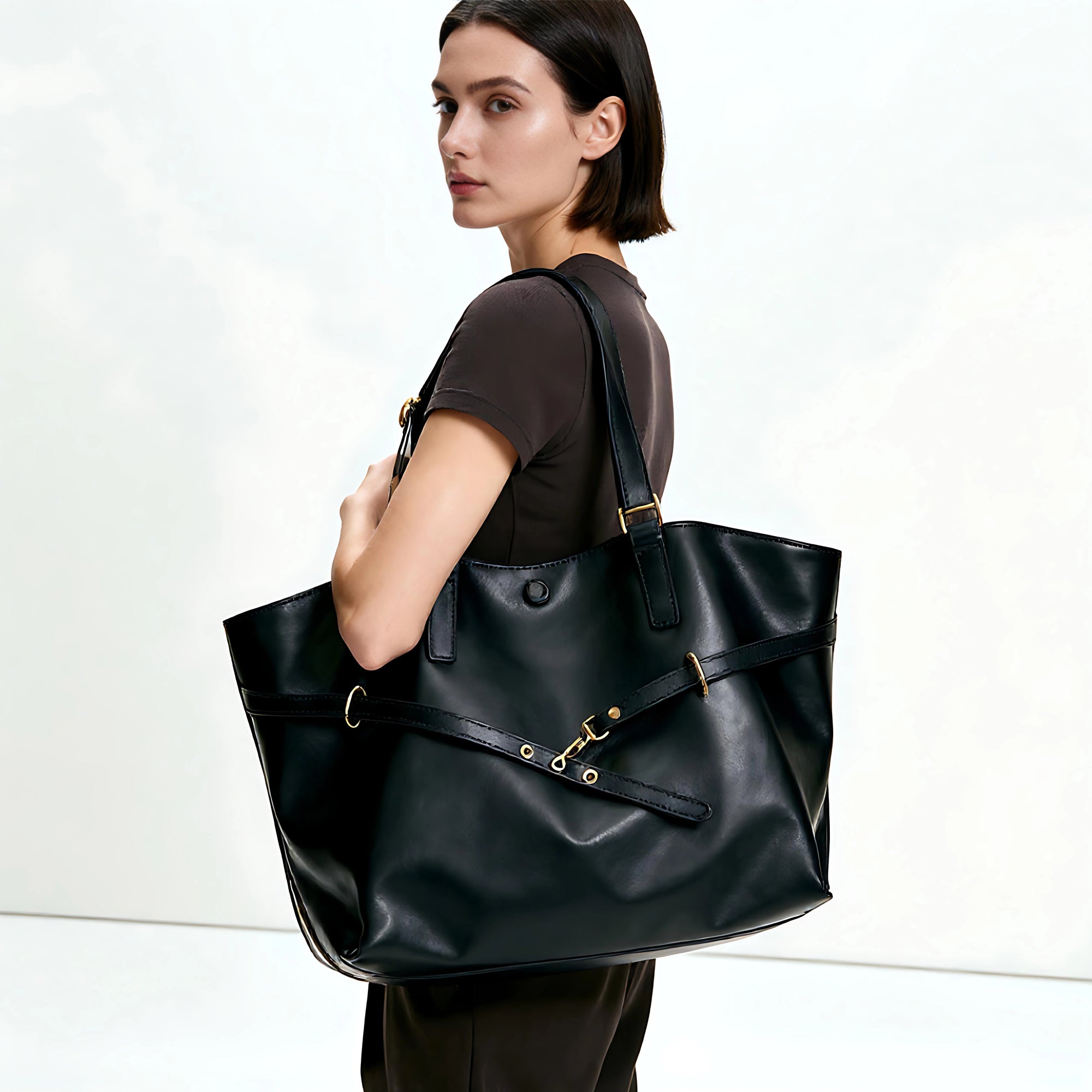 women_with_tote_bag
